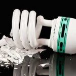 4 ضرر و خطر شکستن لامپ های کم مصرف که باید بدانید